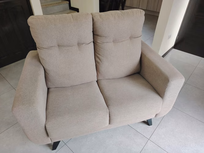 Juego de sala completo en excelente estado – 2 sillones + mesa + alfombra de regalía