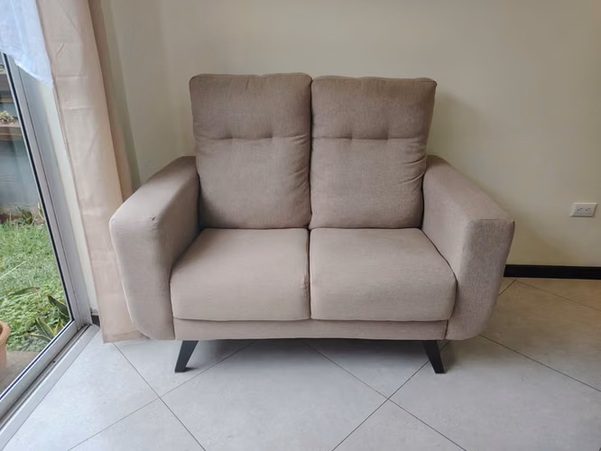 Juego de sala completo en excelente estado – 2 sillones + mesa + alfombra de regalía