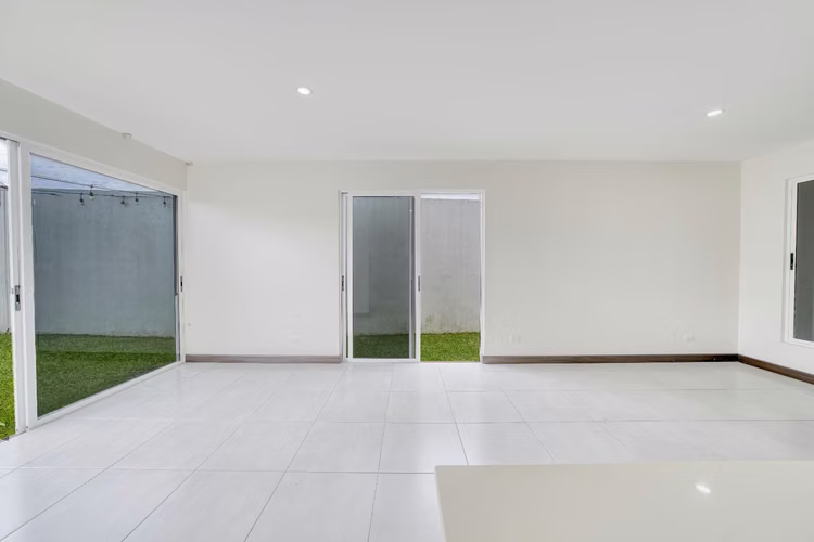 Se Alquila Casa Esquinera en Condominio Altos de Sabanilla, Montes de Oca 3 Habitaciones y Patio Privado NJA1448JB - Imagen 4