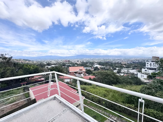 Preciosa casa con vistas en Escazú por La Paco