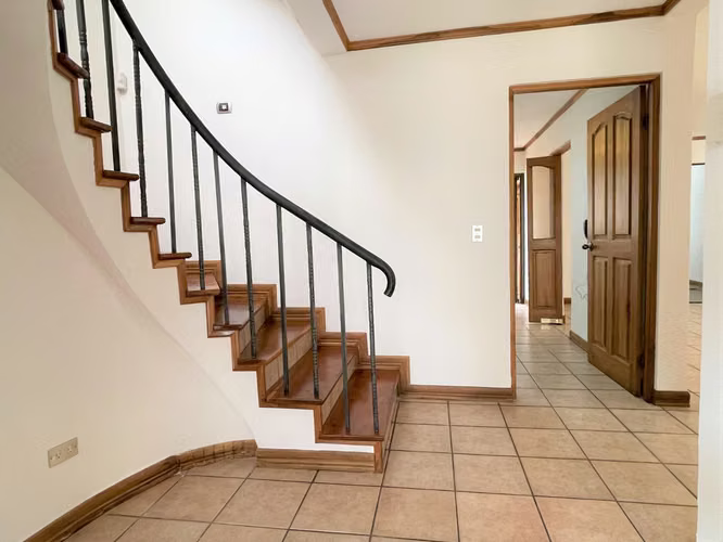 Preciosa casa de tres niveles en Guayabos - Imagen 6