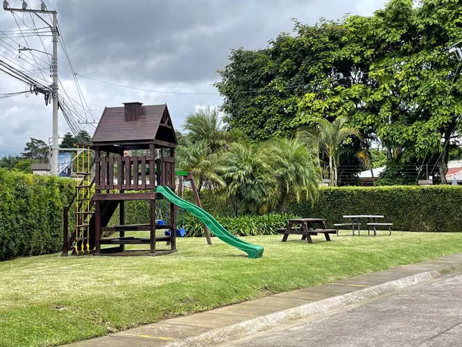 Preciosa casa de tres niveles en Guayabos - Imagen 18