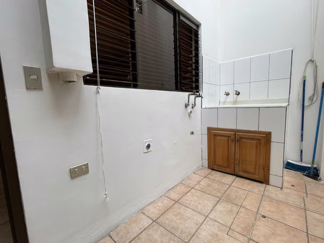 Preciosa casa de tres niveles en Guayabos - Imagen 5