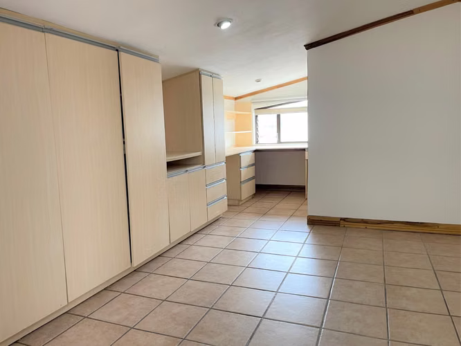 Preciosa casa de tres niveles en Guayabos - Imagen 14