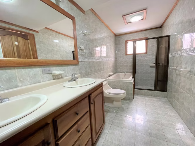Preciosa casa de tres niveles en Guayabos - Imagen 13