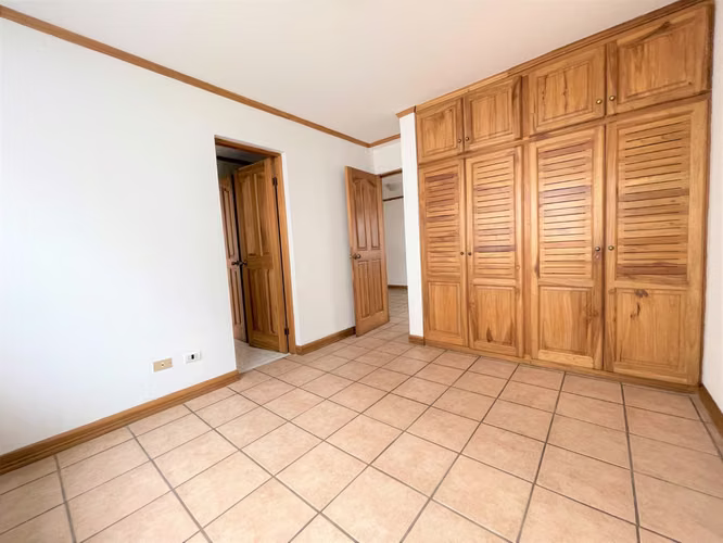 Preciosa casa de tres niveles en Guayabos - Imagen 7