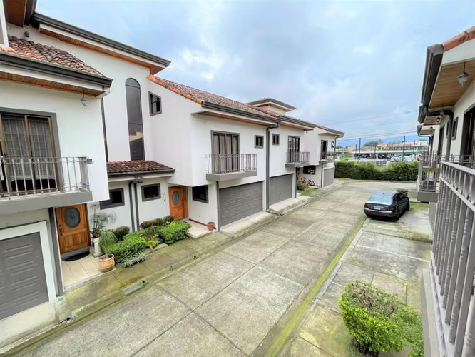 Preciosa casa de tres niveles en Guayabos - Imagen 15