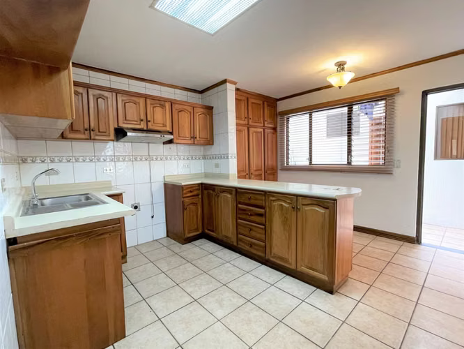 Preciosa casa de tres niveles en Guayabos - Imagen 3