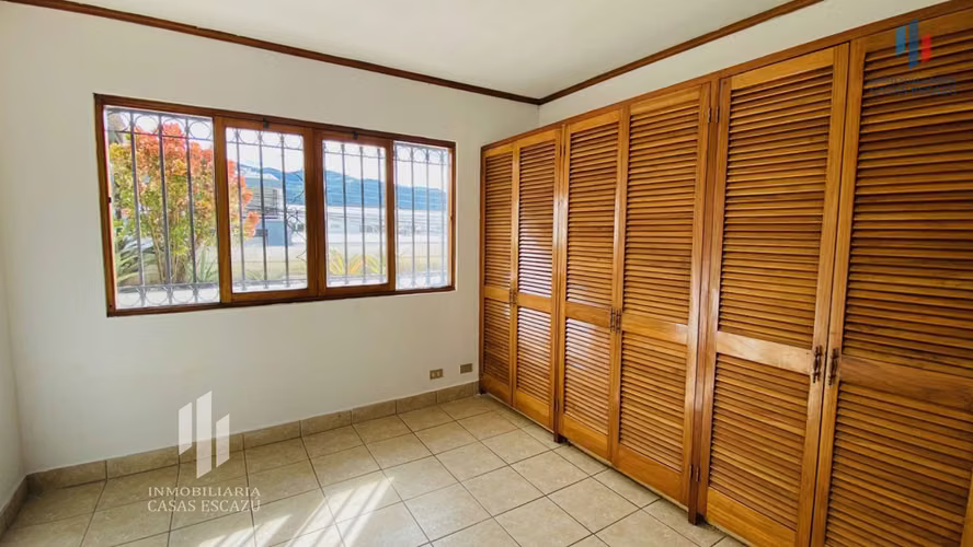 Casa amplia en alquiler en Trejos Montealegre, San Rafael de Escazú con patio, mascota sí ! - Imagen 6