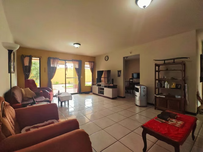 Casa en venta en Residencial del Río, Liberia, con jardín y balcón - Imagen 2