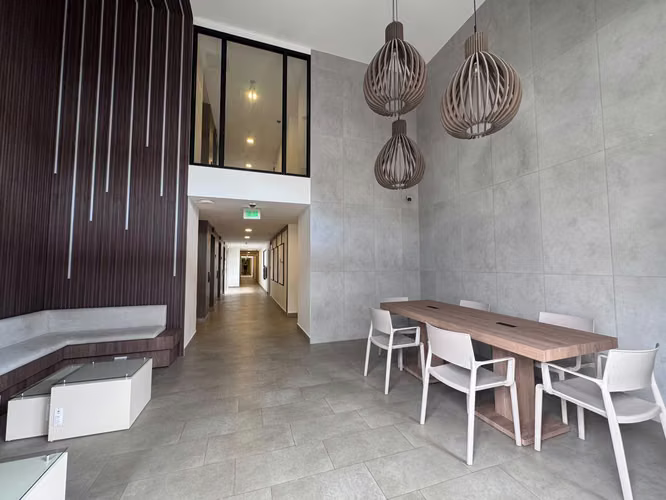 Alquiler de Apartamento Sky House | 2 Habitaciones | Espejos, Mamparas y Cortinas Blackout - Imagen 10