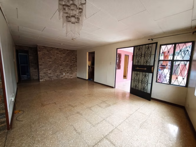 En venta casa de una planta en Desamparados, Salitral P.P - Imagen 4