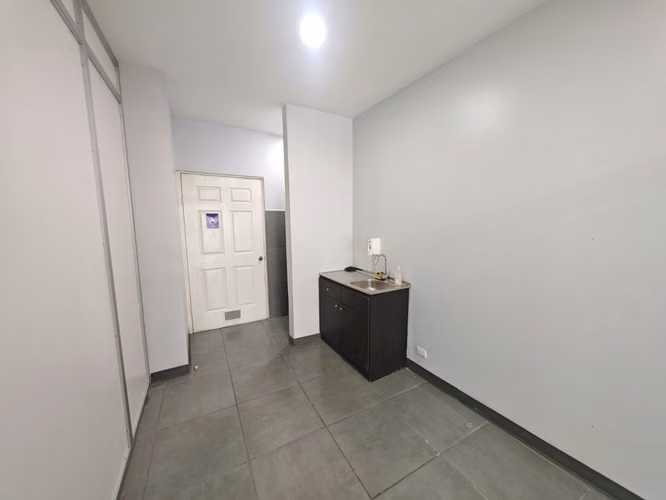 SE ALQUILA AMPLIO LOCAL COMERCIAL EN SAN JOSÉ CENTRO - Imagen 5