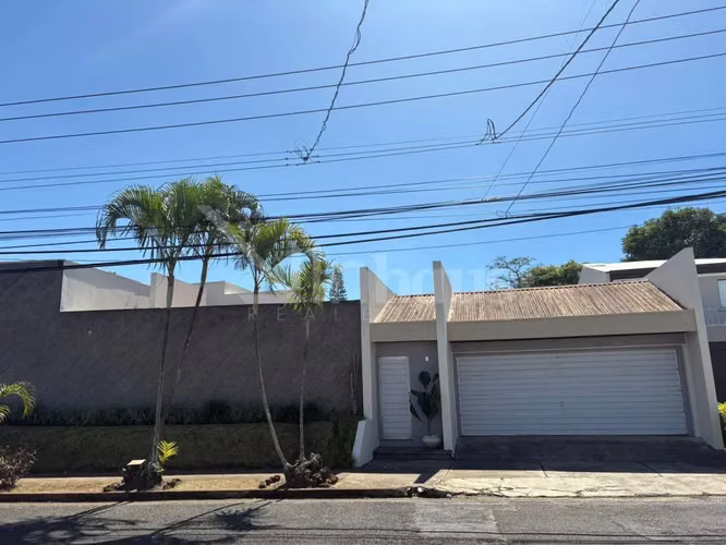 Sale of house in Lomas de Ayarco.