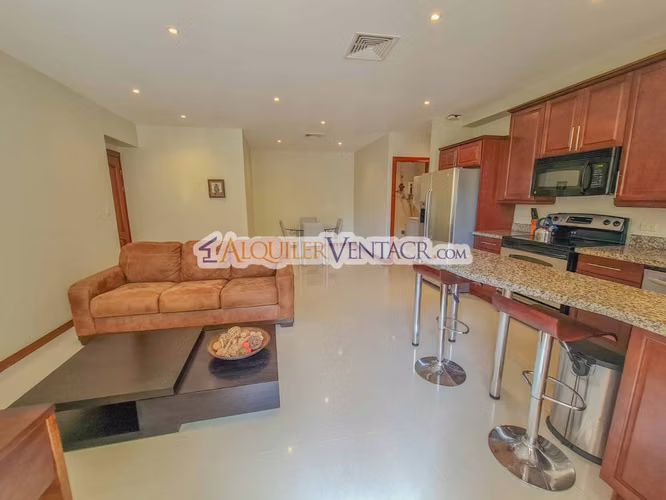 Apartamento amueblado en San Rafael de Escazú con balcón y amenidades