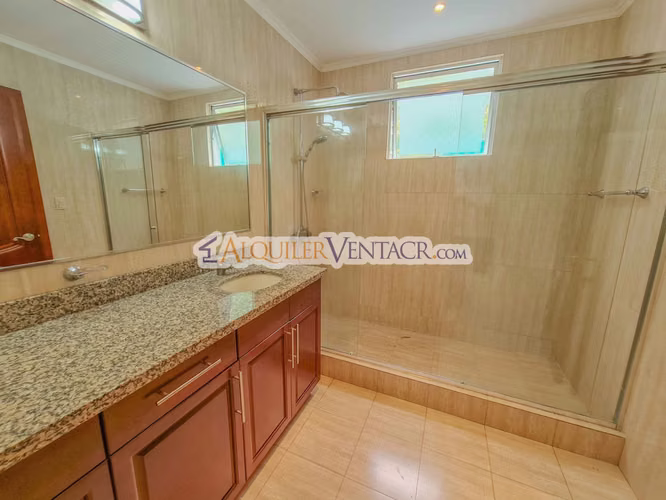 Apartamento amueblado en San Rafael de Escazú con balcón y amenidades