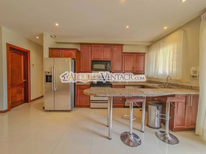 Apartamento amueblado en San Rafael de Escazú con balcón y amenidades