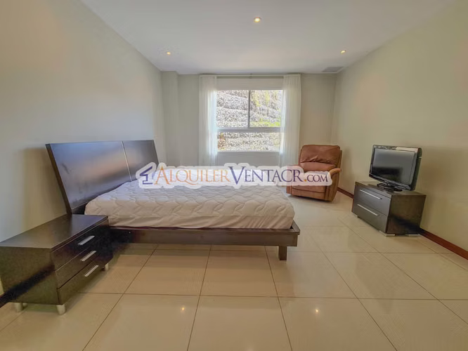 Apartamento amueblado en San Rafael de Escazú con balcón y amenidades