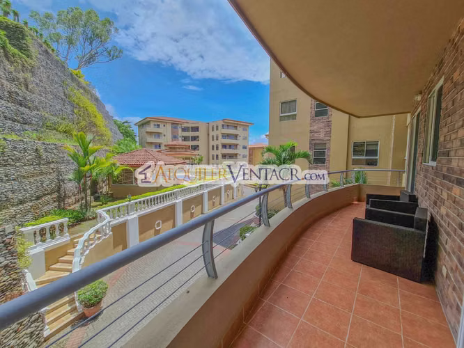 Apartamento amueblado en San Rafael de Escazú con balcón y amenidades
