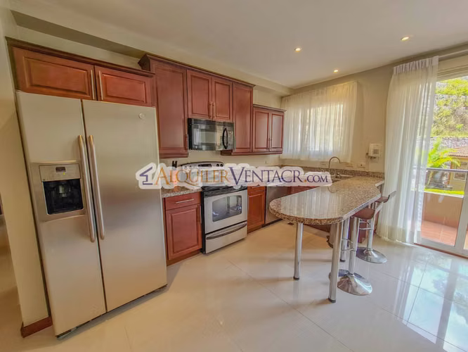 Apartamento amueblado en San Rafael de Escazú con balcón y amenidades