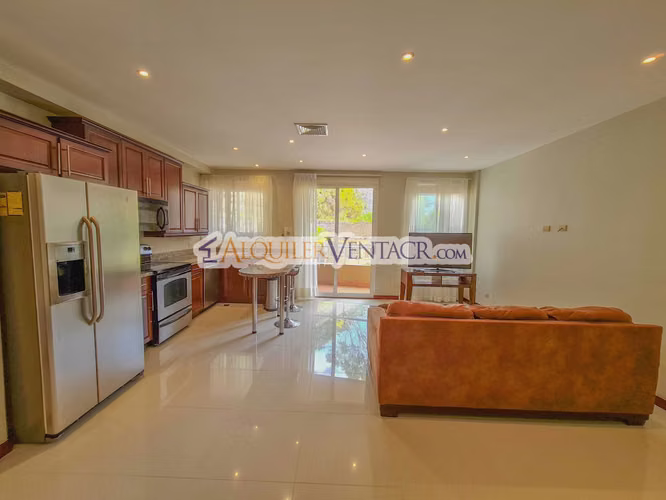 Apartamento amueblado en San Rafael de Escazú con balcón y amenidades
