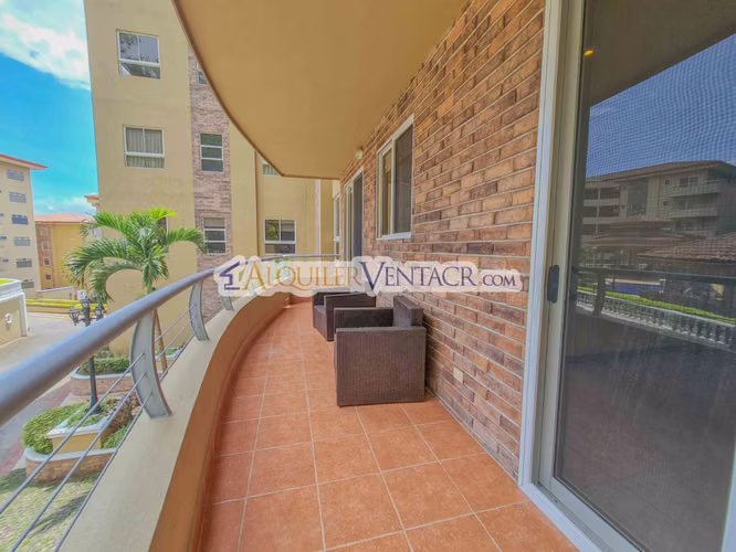 Apartamento amueblado en San Rafael de Escazú con balcón y amenidades
