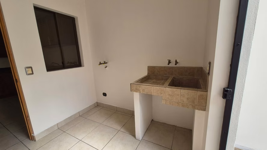 Casa de 3 Habitaciones en Alquiler – Lomas de Ayarco Sur, Curridabat - Imagen 12