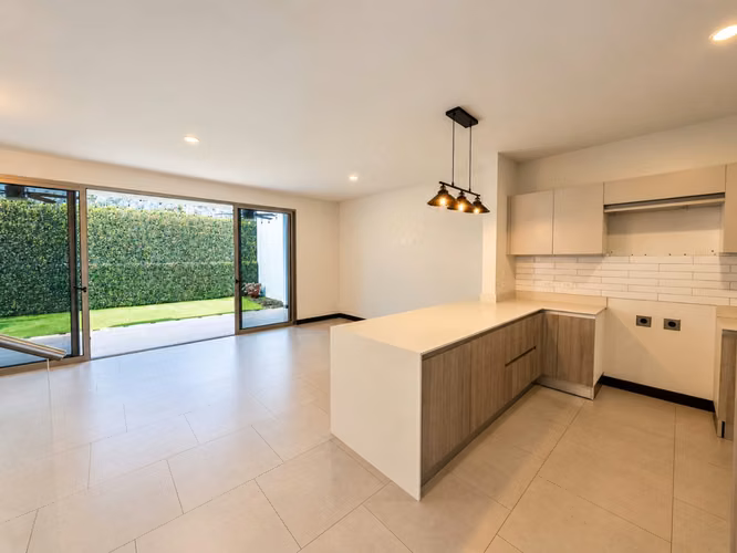 VENTA DE CASA DE TRES NIVELES EN CONDOMINIO TERRALTA, ESCAZÚ  - Imagen 2