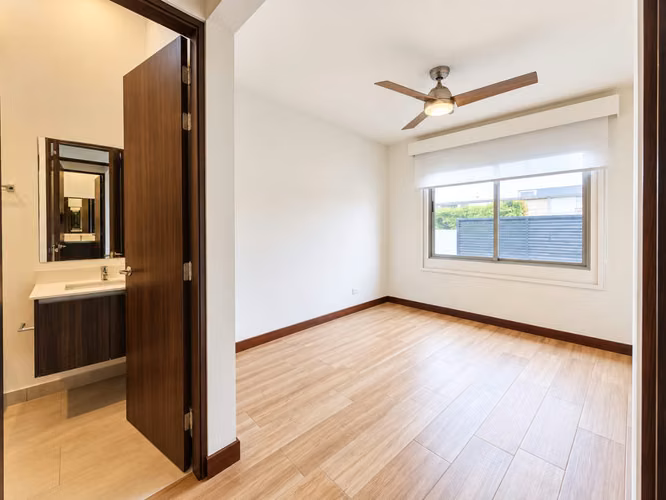 VENTA DE CASA DE TRES NIVELES EN CONDOMINIO TERRALTA, ESCAZÚ  - Imagen 19