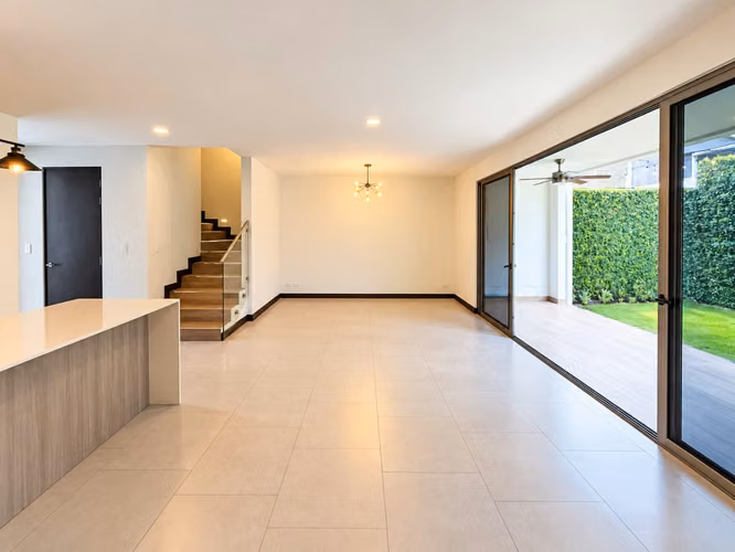 VENTA DE CASA DE TRES NIVELES EN CONDOMINIO TERRALTA, ESCAZÚ  - Imagen 5