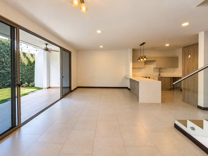 THREE-LEVEL HOUSE SALE IN TERRALTA CONDO, ESGAZU