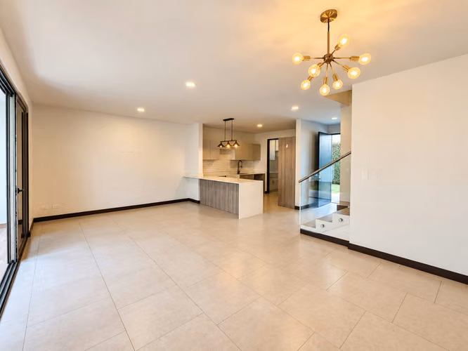 VENTA DE CASA DE TRES NIVELES EN CONDOMINIO TERRALTA, ESCAZÚ  - Imagen 4