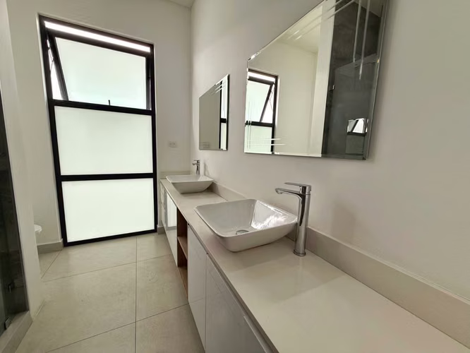 Exclusiva casa en alquiler en condominio en Pozos de Santa Ana! P582 - Imagen 20