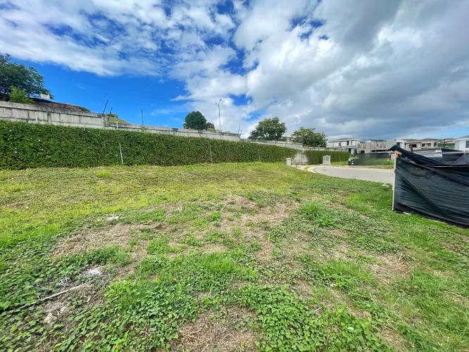 Lote esquinero en venta en Condominio-Curridabat! P640