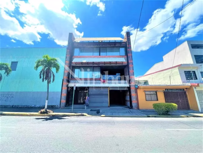 Sale of commercial building in Barrio Don Bosco