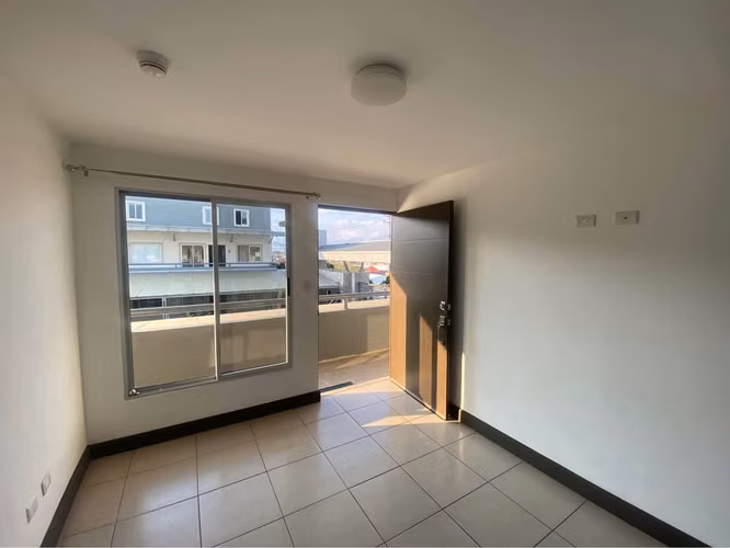 Apartamento en Alquiler San Sebastián | 3 Habitaciones | 3 Baños | 2 Parqueos | 500.000 - Imagen 2