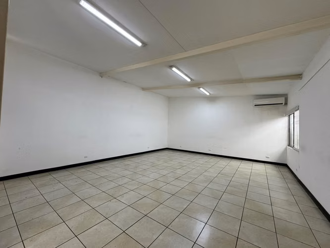Se alquila Propiedad Comercial en Rohrmoser, San José. - Imagen 6