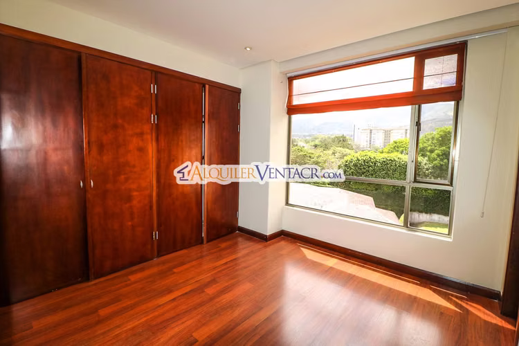Lujoso apartamento de 324 m2 con 4 habit. y vista en Los Laureles Escazú - Imagen 17