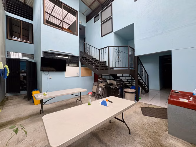 Se Alquila Edificio de Oficinas 324m² en Los Yoses Sur, Zapote | 6 Parqueos - Imagen 4