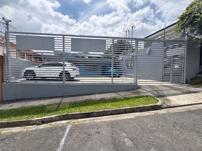 Se Alquila Edificio de Oficinas 324m² en Los Yoses Sur, Zapote | 6 Parqueos - Imagen 13