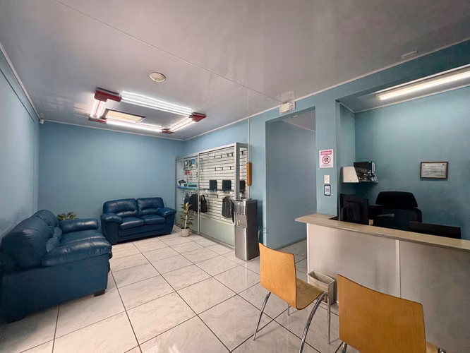 Se Alquila Edificio de Oficinas 324m² en Los Yoses Sur, Zapote | 6 Parqueos