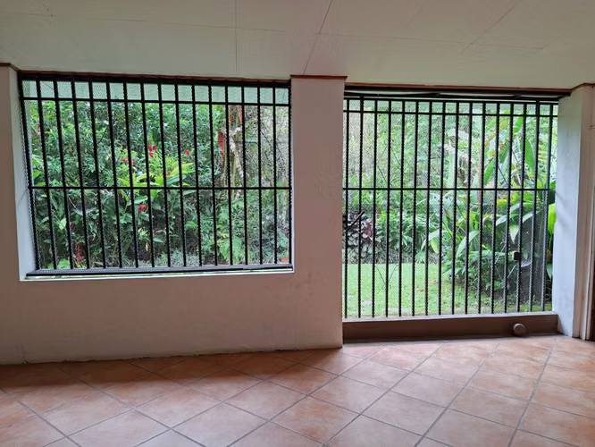 Casa dos plantas 2 habitaciones y un estudio en Curridabat