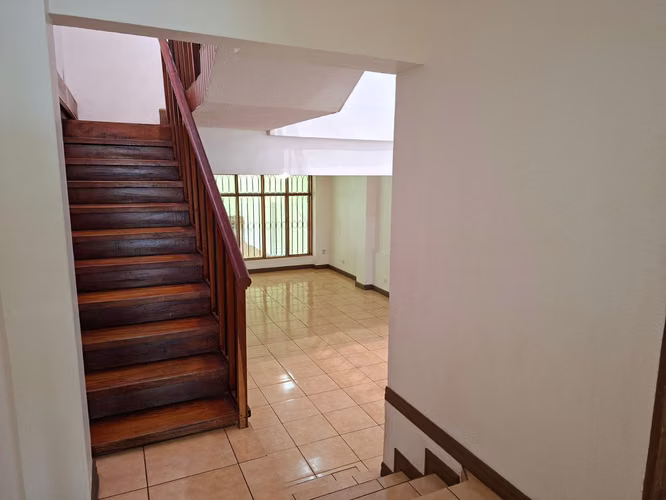 Casa dos plantas 2 habitaciones y un estudio en Curridabat - Imagen 4