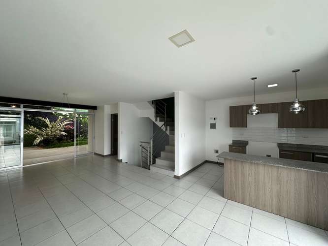 Santo Domingo de Heredia | 200 m² | 3 Niveles | Terraza y Jardín - Imagen 6