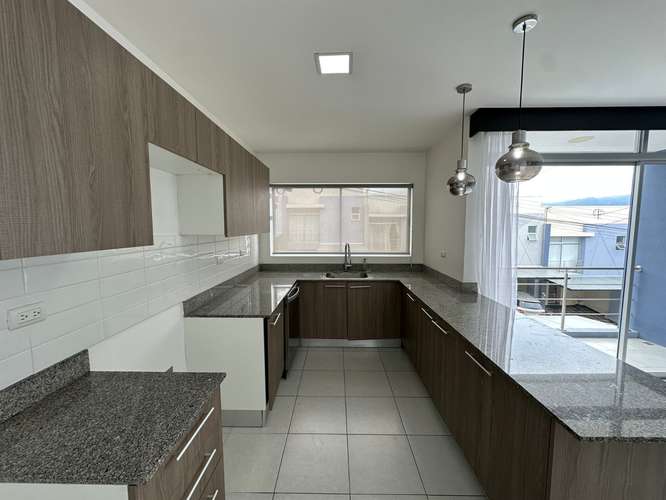 Santo Domingo de Heredia | 200 m² | 3 Niveles | Terraza y Jardín - Imagen 8