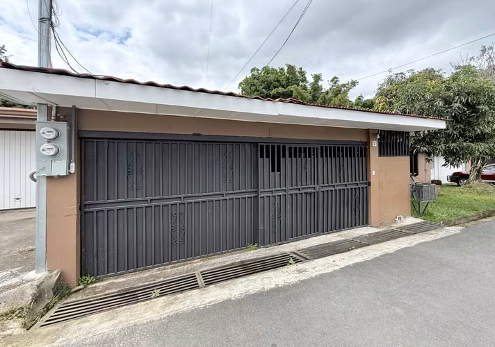 Guayabos Curridabat | Espaciosa Casa con Jardín | Residencial Privado