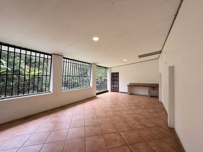 Guayabos Curridabat | Espaciosa Casa con Jardín | Residencial Privado - Imagen 5