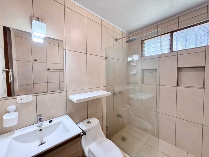 Guayabos Curridabat | Espaciosa Casa con Jardín | Residencial Privado - Imagen 15