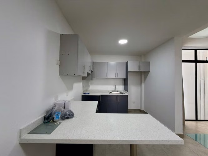 Se alquila Apartamento nuevo con servicios en San Antonio de Escazú. - Imagen 3