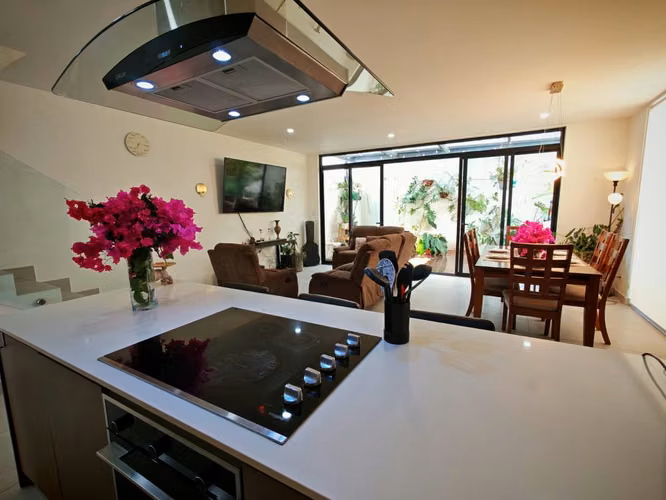 Casa de Lujo AMUEBLADA en Alquiler – Condominio Santa Ana Boulevard, Pozos, Santa Ana